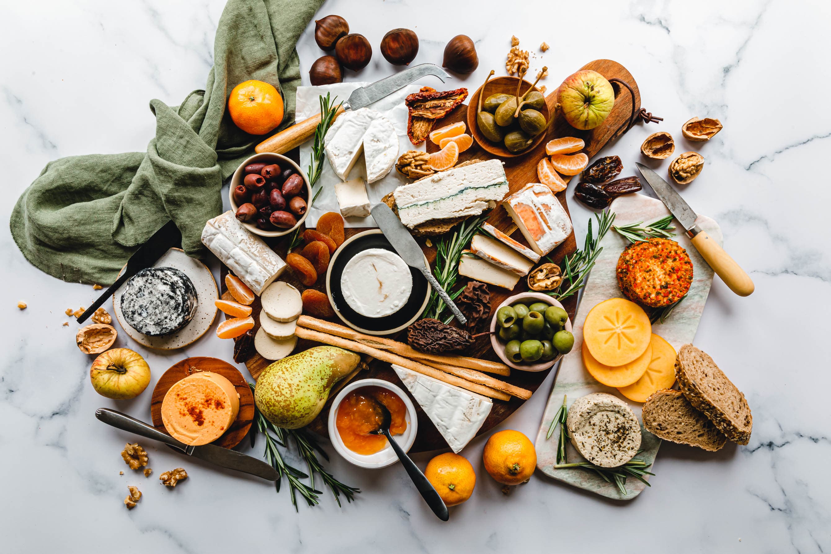 Wie man eine vegane Käseplatte zusammenstellt