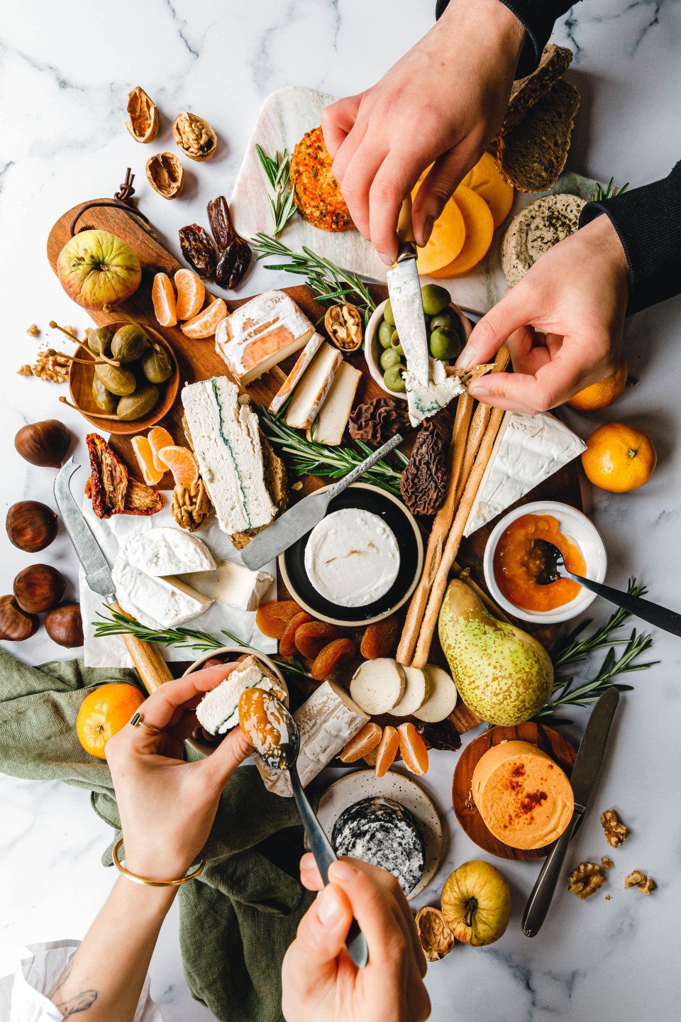 Wie man eine vegane Käseplatte zusammenstellt
