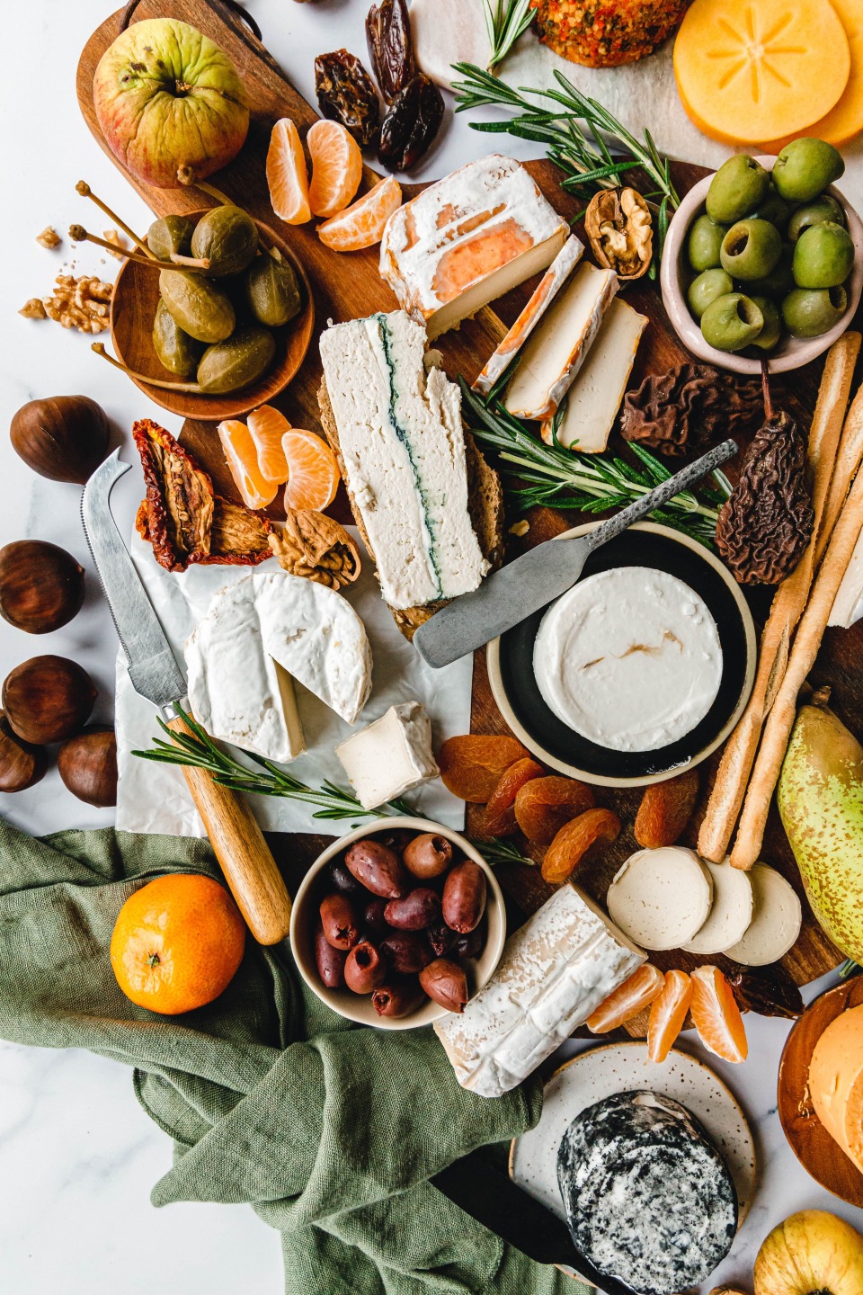 Wie man eine vegane Käseplatte zusammenstellt