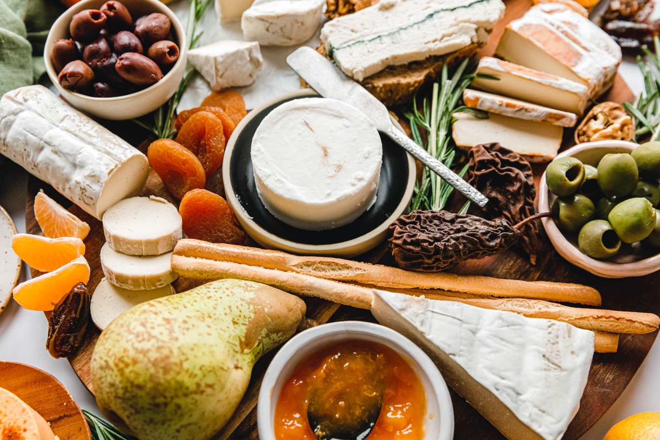 Wie man eine vegane Käseplatte zusammenstellt