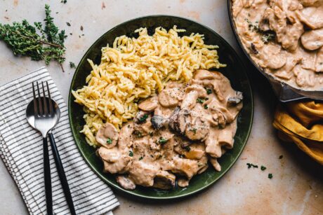 Veganes „Hähnchengeschnetzeltes“ mit Pilzen & Spätzle