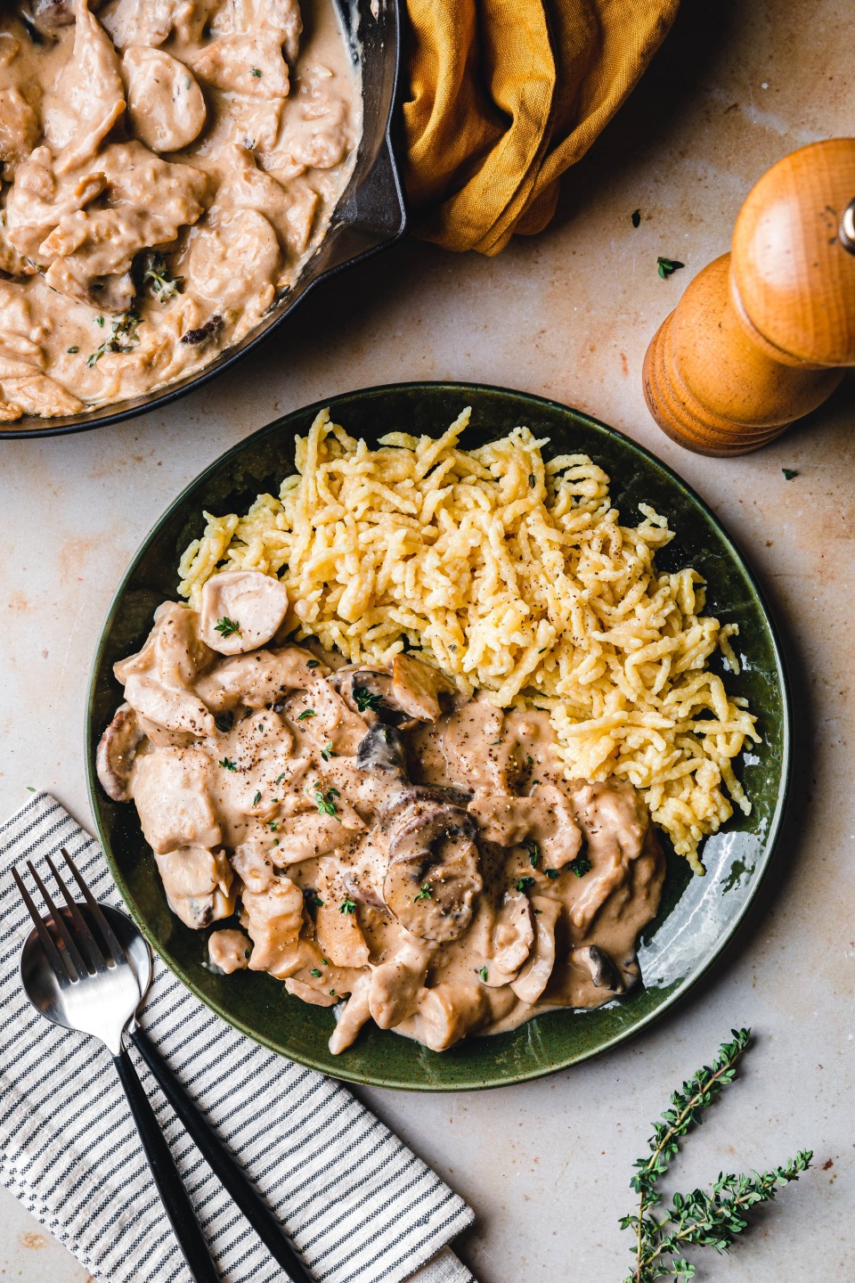 Veganes „Hähnchengeschnetzeltes“ mit Pilzen & Spätzle