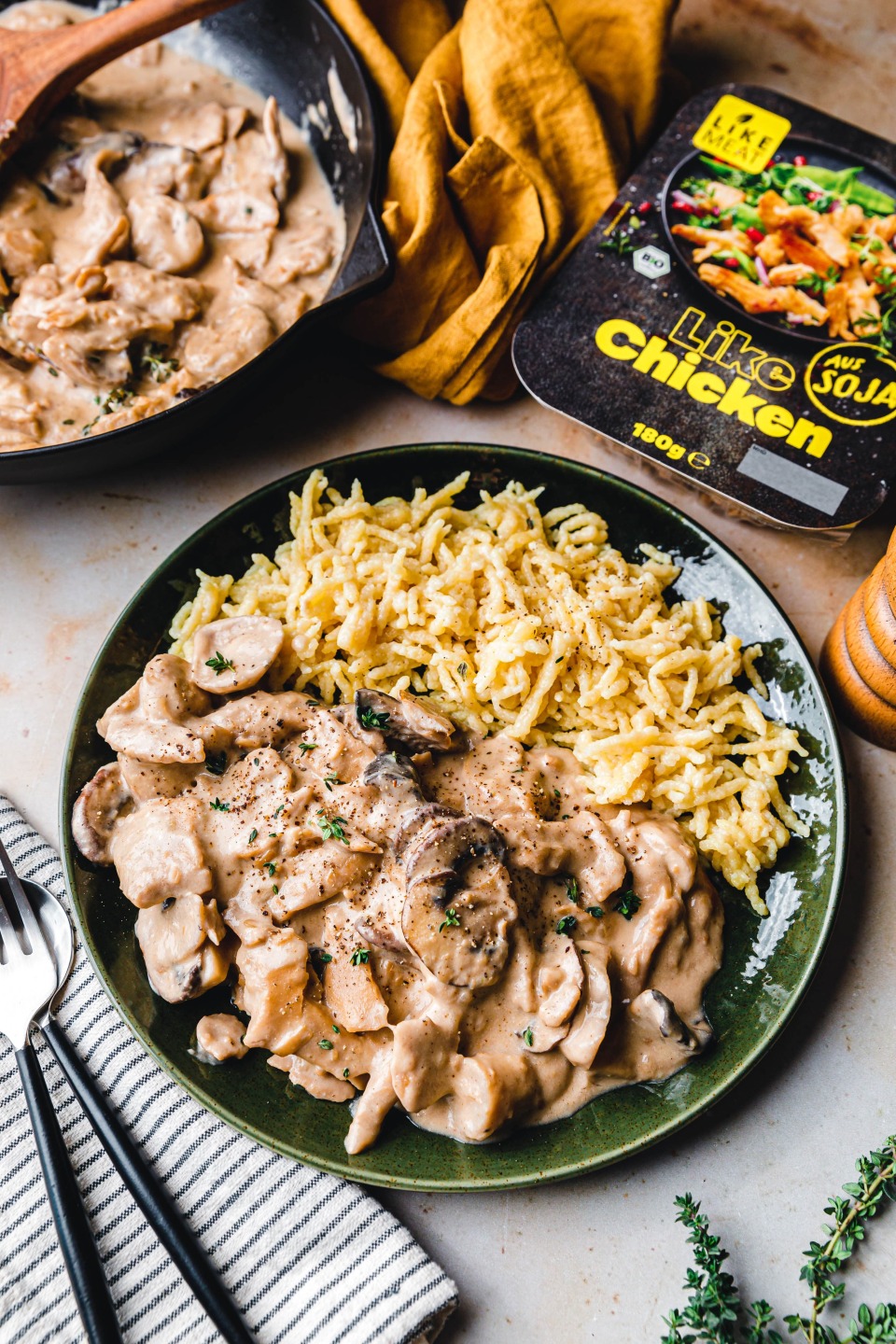 Veganes „Hähnchengeschnetzeltes“ mit Pilzen & Spätzle