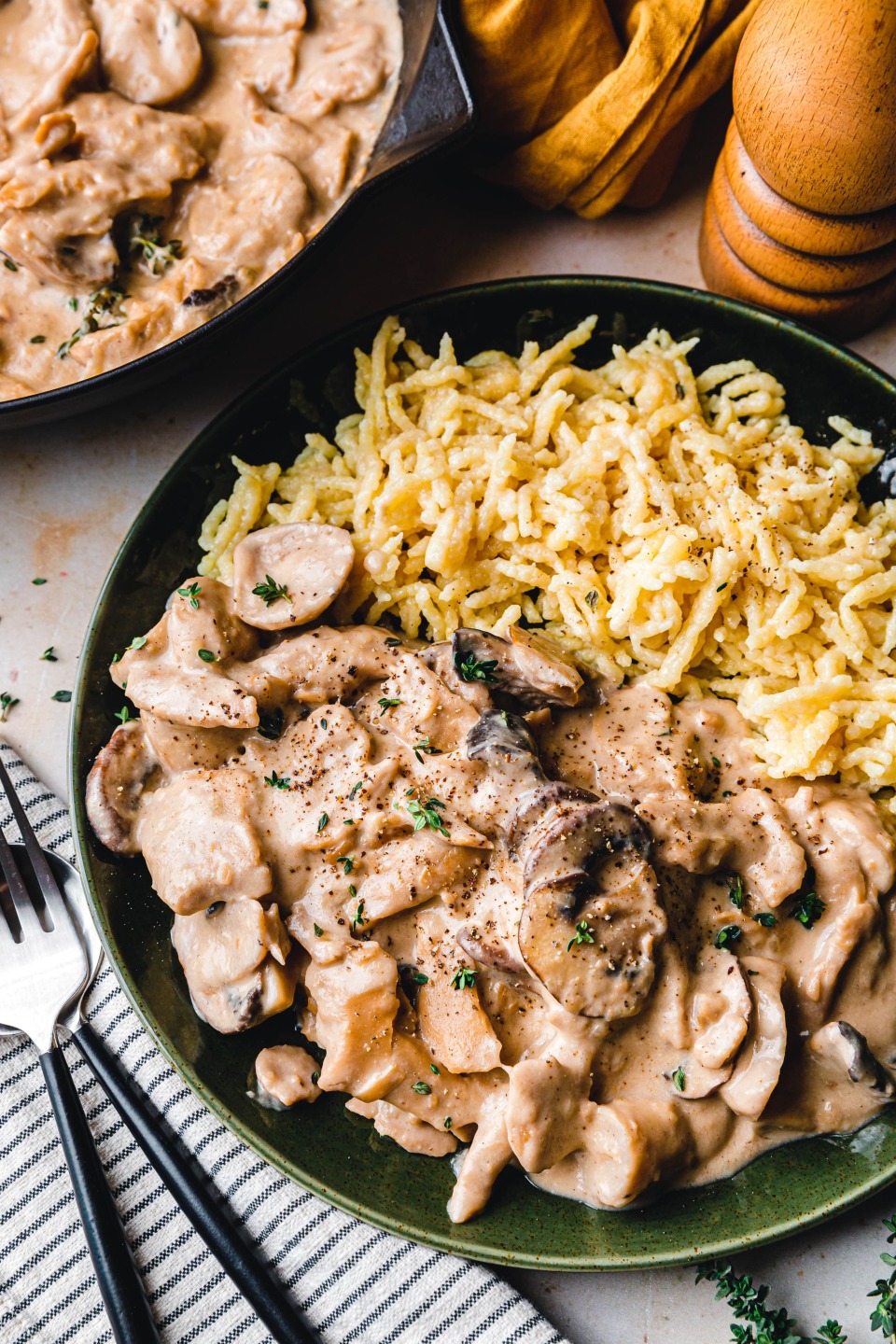 Veganes „Hähnchengeschnetzeltes“ mit Pilzen & Spätzle