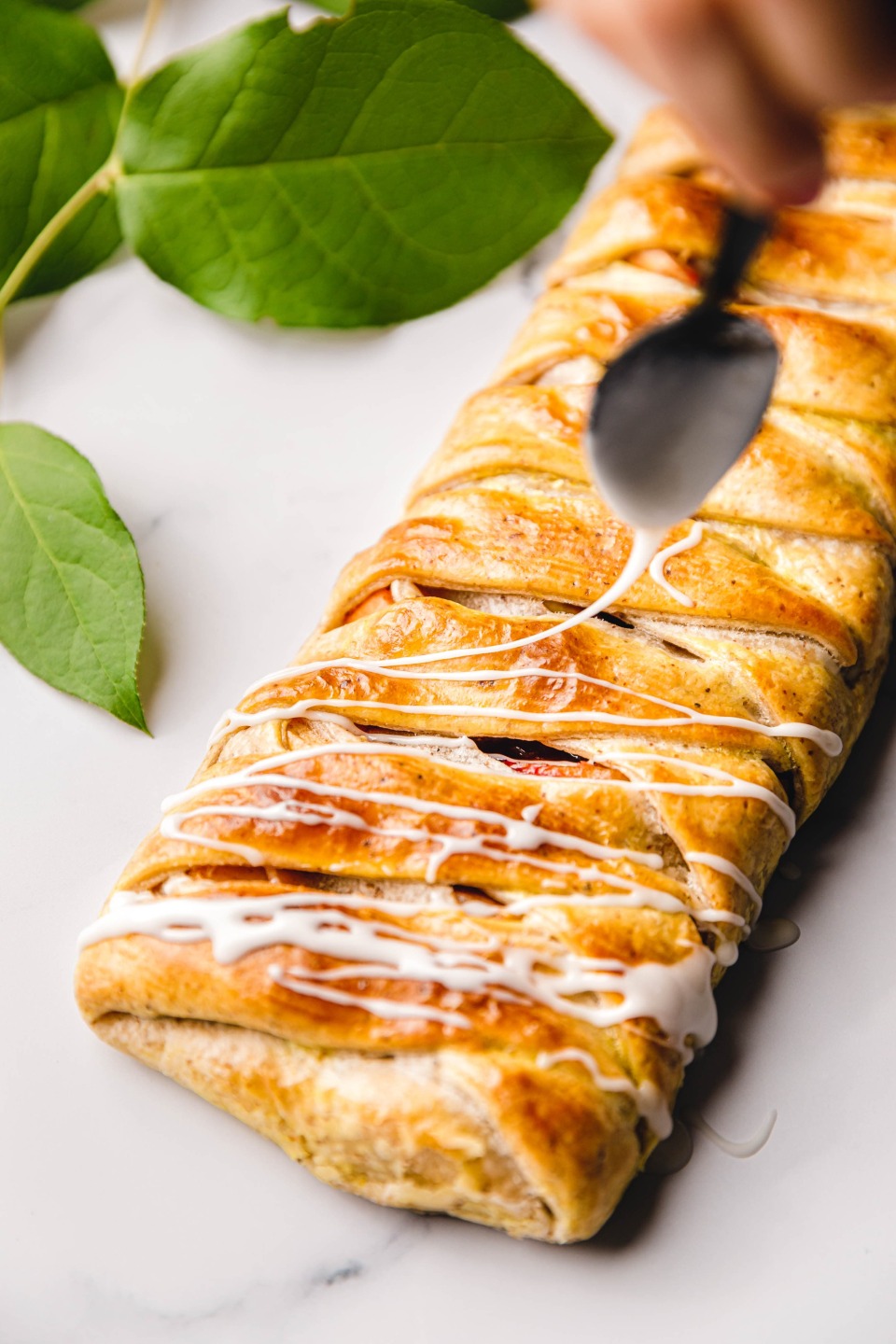 Veganer Cheesecake-Apfelstrudel mit Preiselbeeren