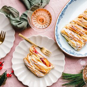 Veganer Cheesecake-Apfelstrudel mit Preiselbeeren