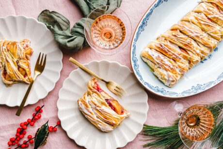 Veganer Cheesecake-Apfelstrudel mit Preiselbeeren