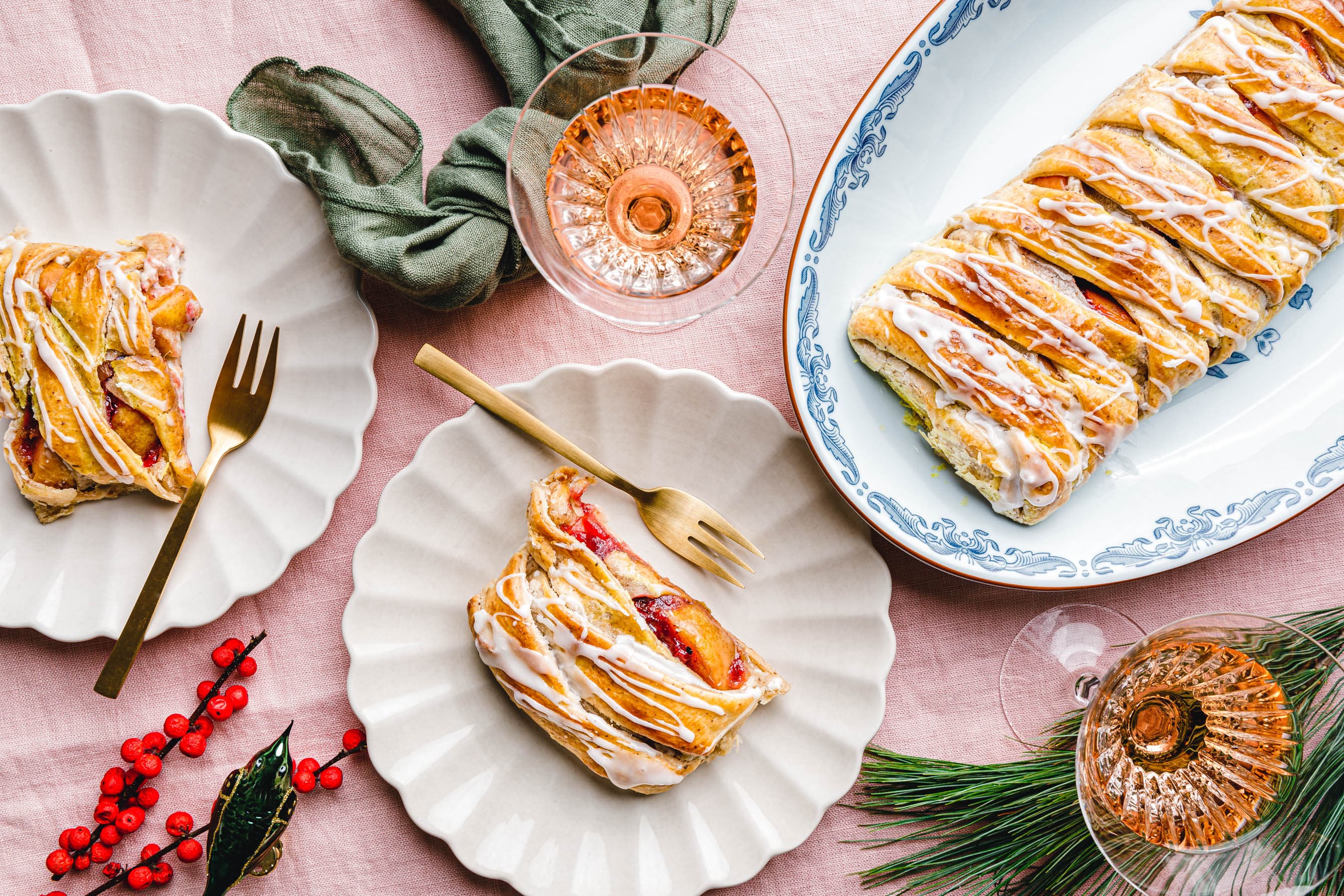 Veganer Cheesecake-Apfelstrudel mit Preiselbeeren