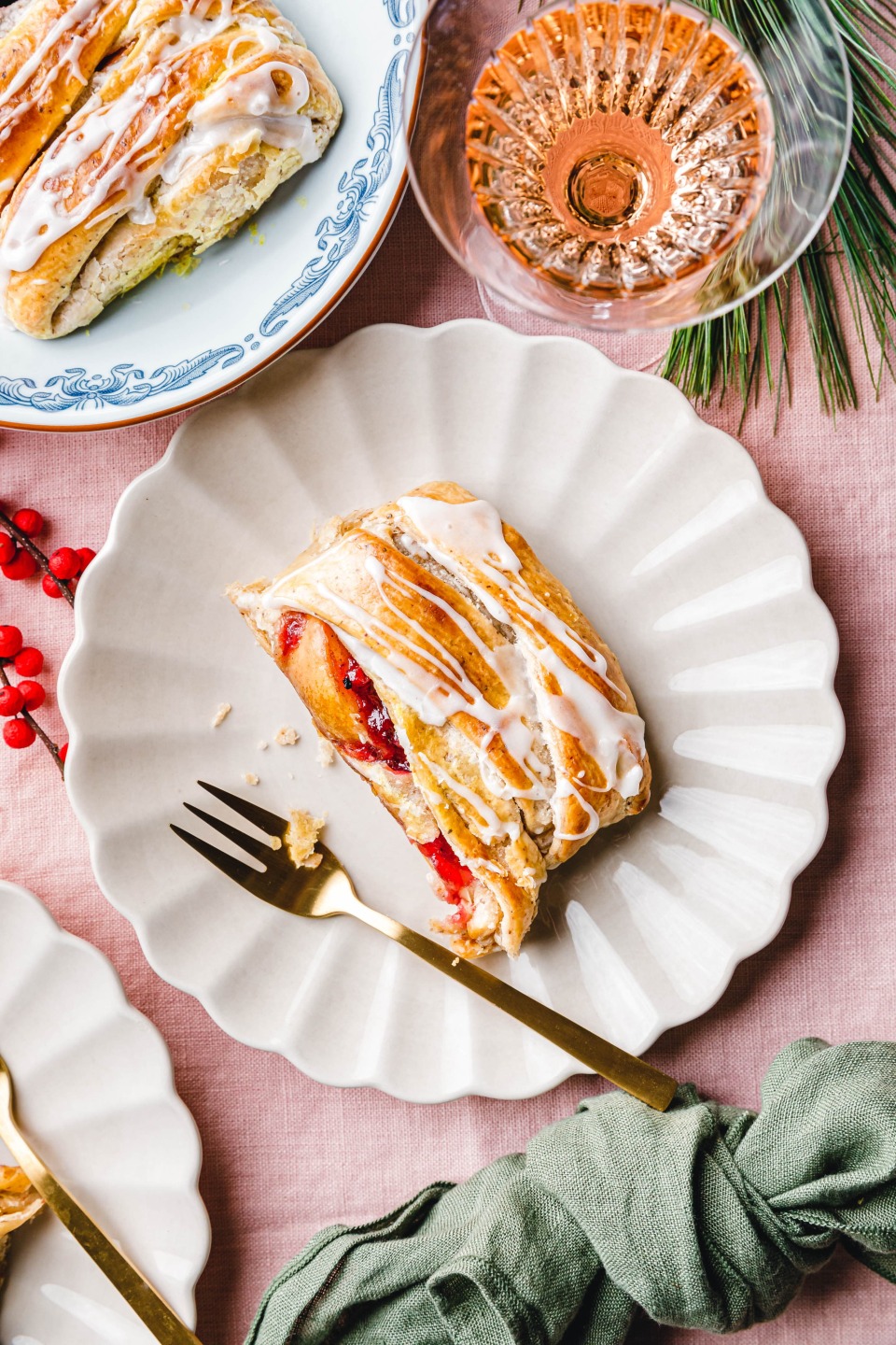 Veganer Cheesecake-Apfelstrudel mit Preiselbeeren