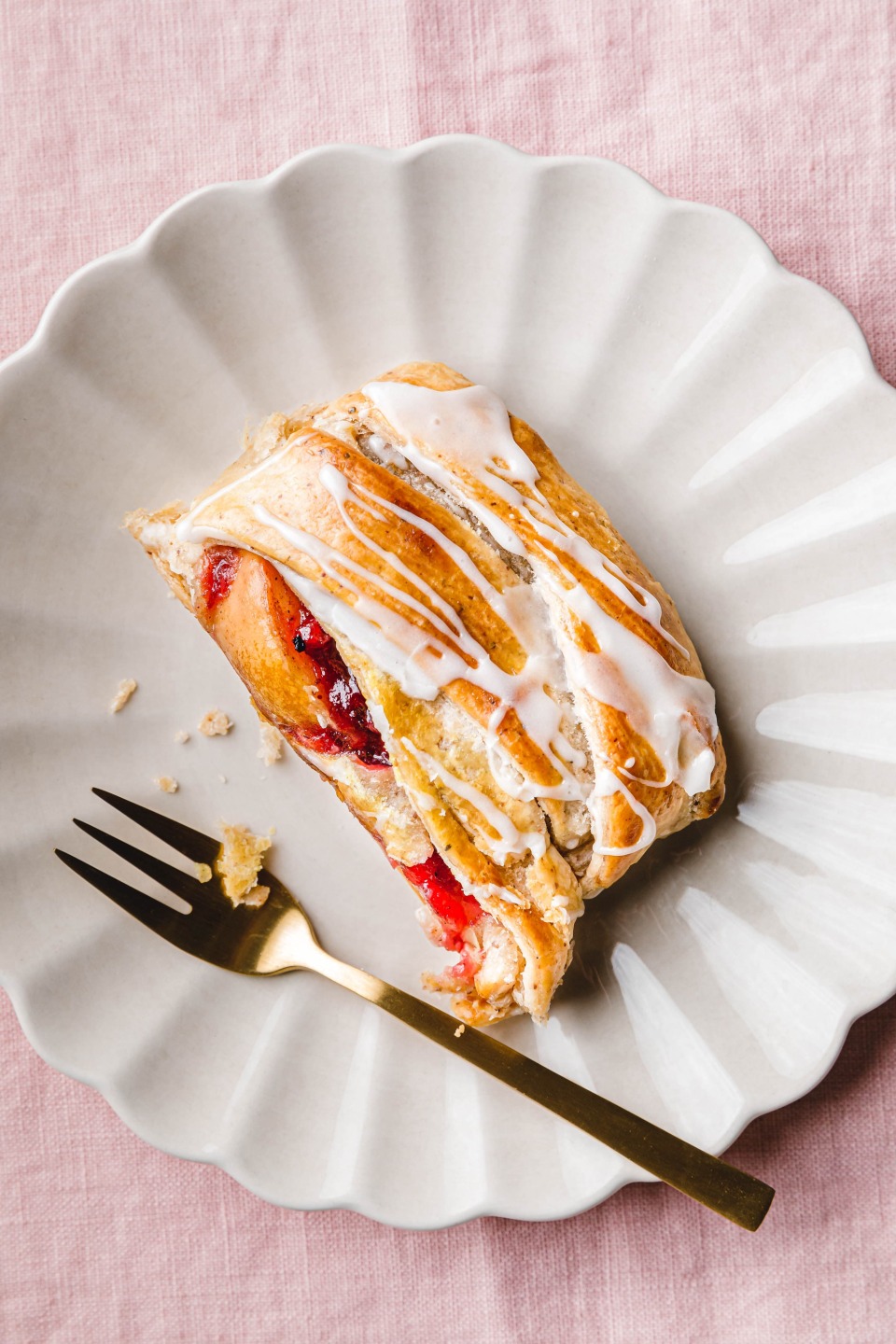 Veganer Cheesecake-Apfelstrudel mit Preiselbeeren