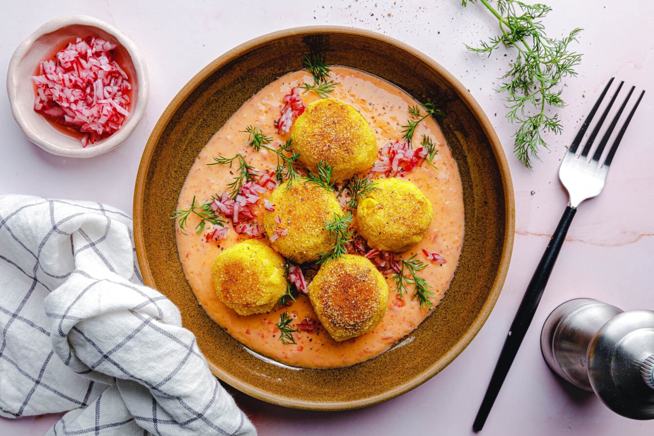 Blumenkohl-Polenta-Bällchen mit Chili-Joghurt