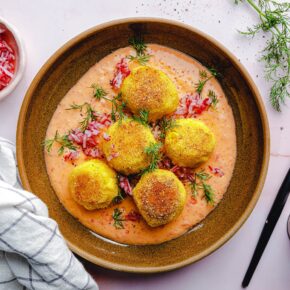 Blumenkohl-Polenta-Bällchen mit Chili-Joghurt