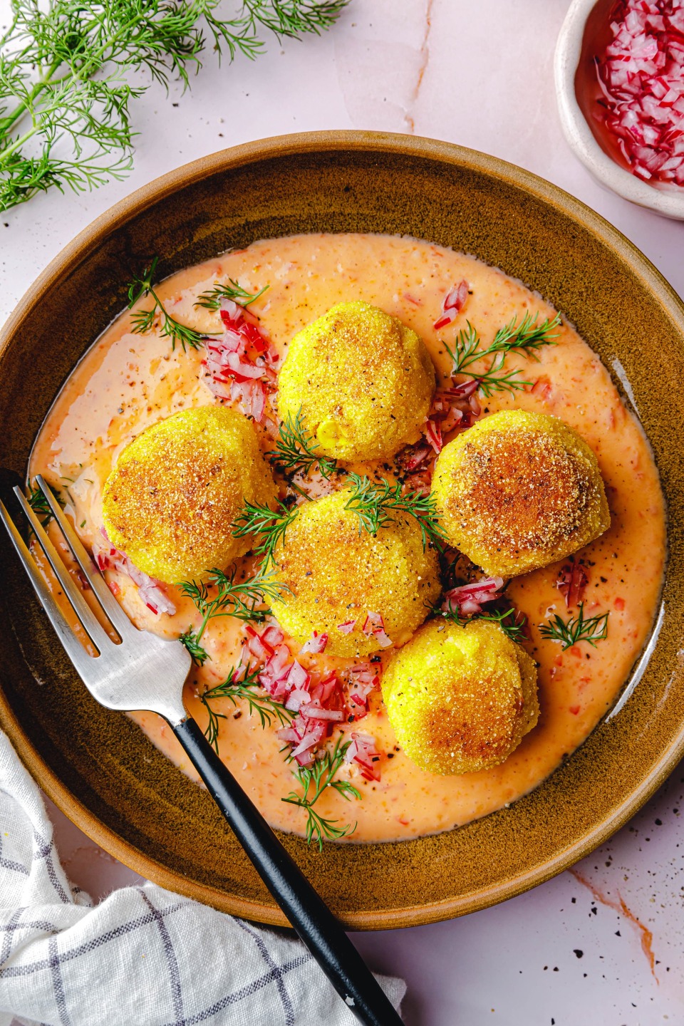 Blumenkohl-Polenta-Bällchen mit Chili-Joghurt