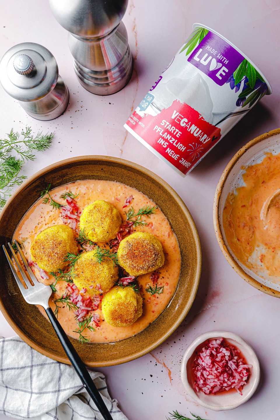 Blumenkohl-Polenta-Bällchen mit Chili-Joghurt