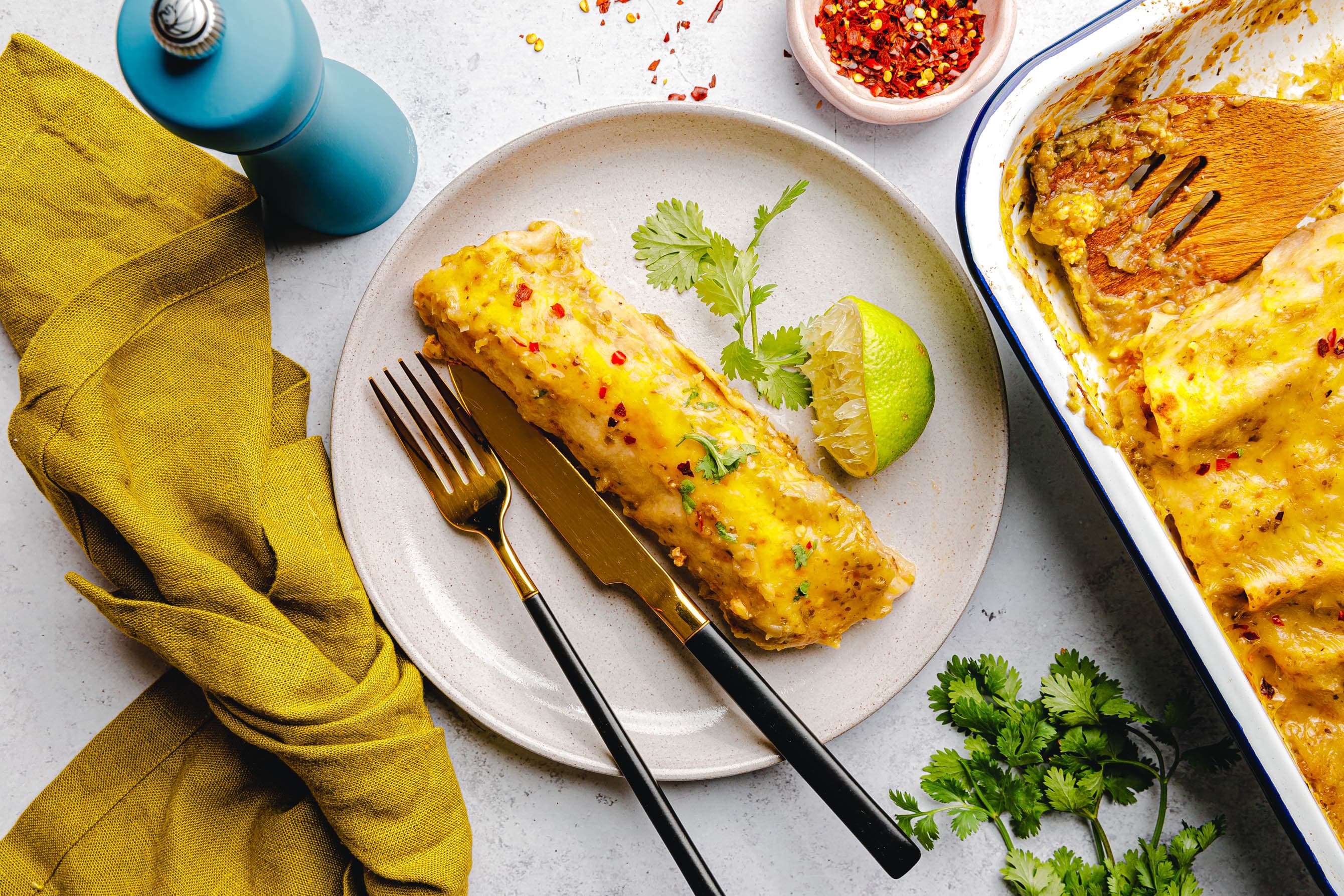 Vegane grüne Enchiladas mit Tofu und Jalapeño-Apfel-Salsa