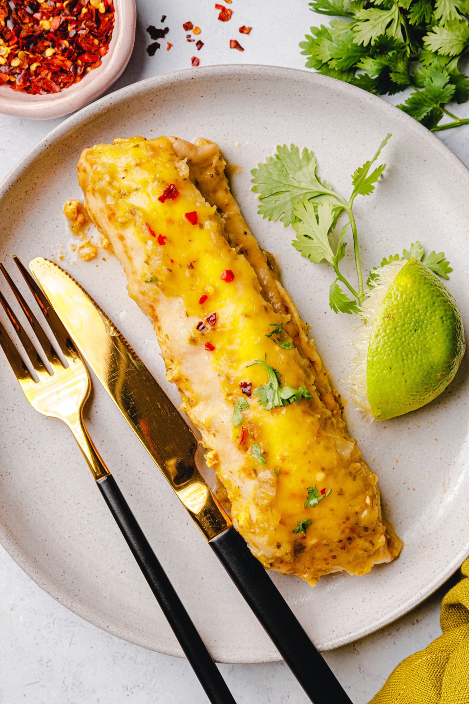 Vegane grüne Enchiladas mit Tofu und Jalapeño-Apfel-Salsa
