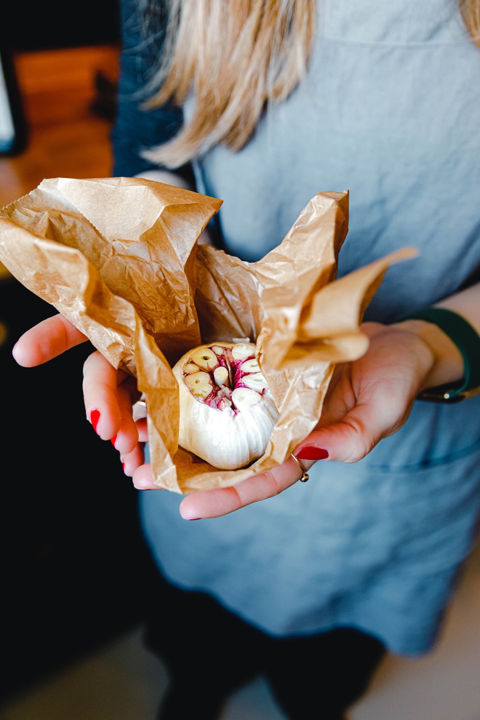 Im ganzen geröstete Knoblauchknolle