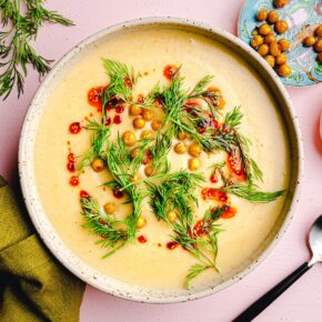 Geröstete Blumenkohl-Knoblauch-Suppe mit Kichererbsen