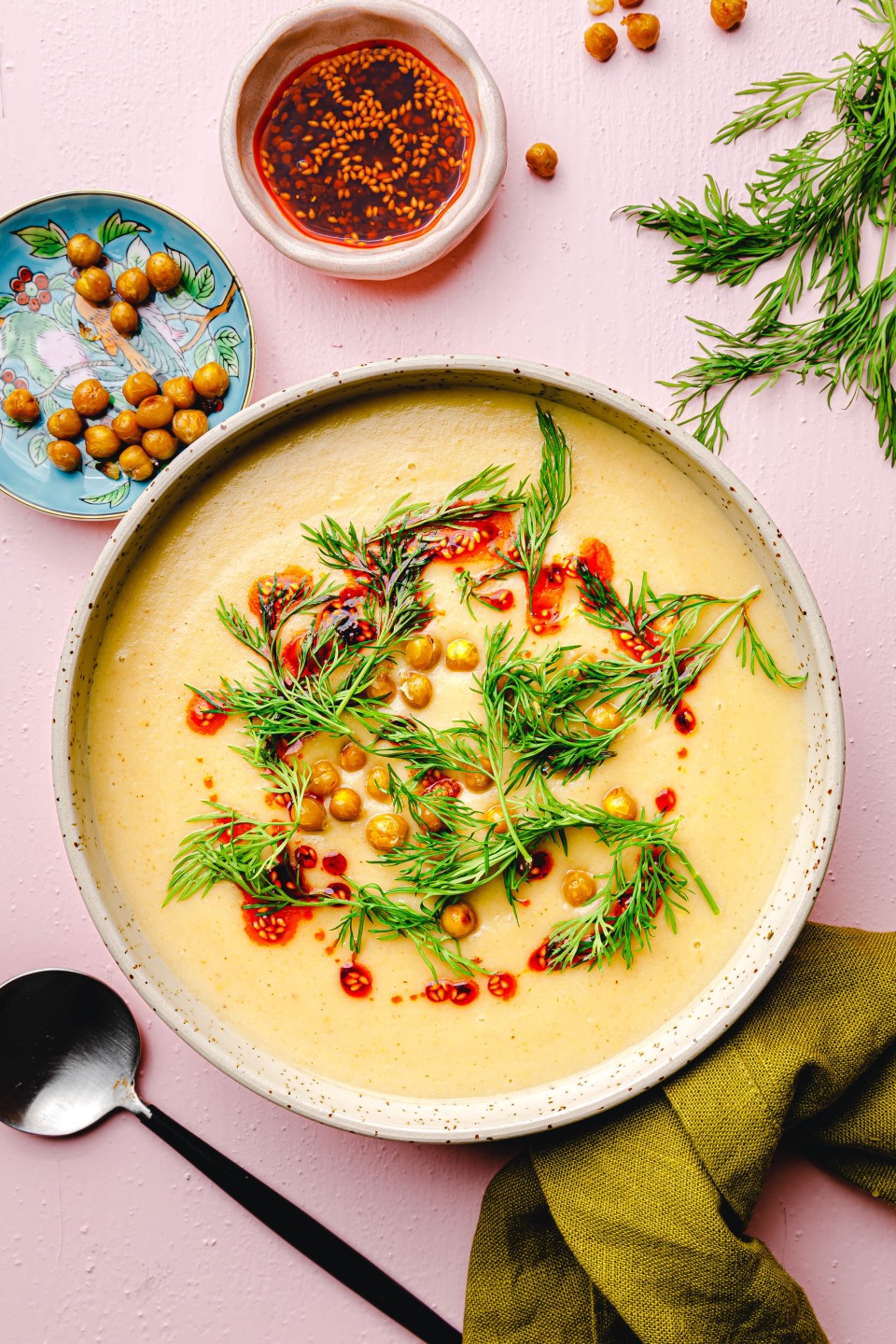 Geröstete Blumenkohl-Knoblauch-Suppe mit Kichererbsen