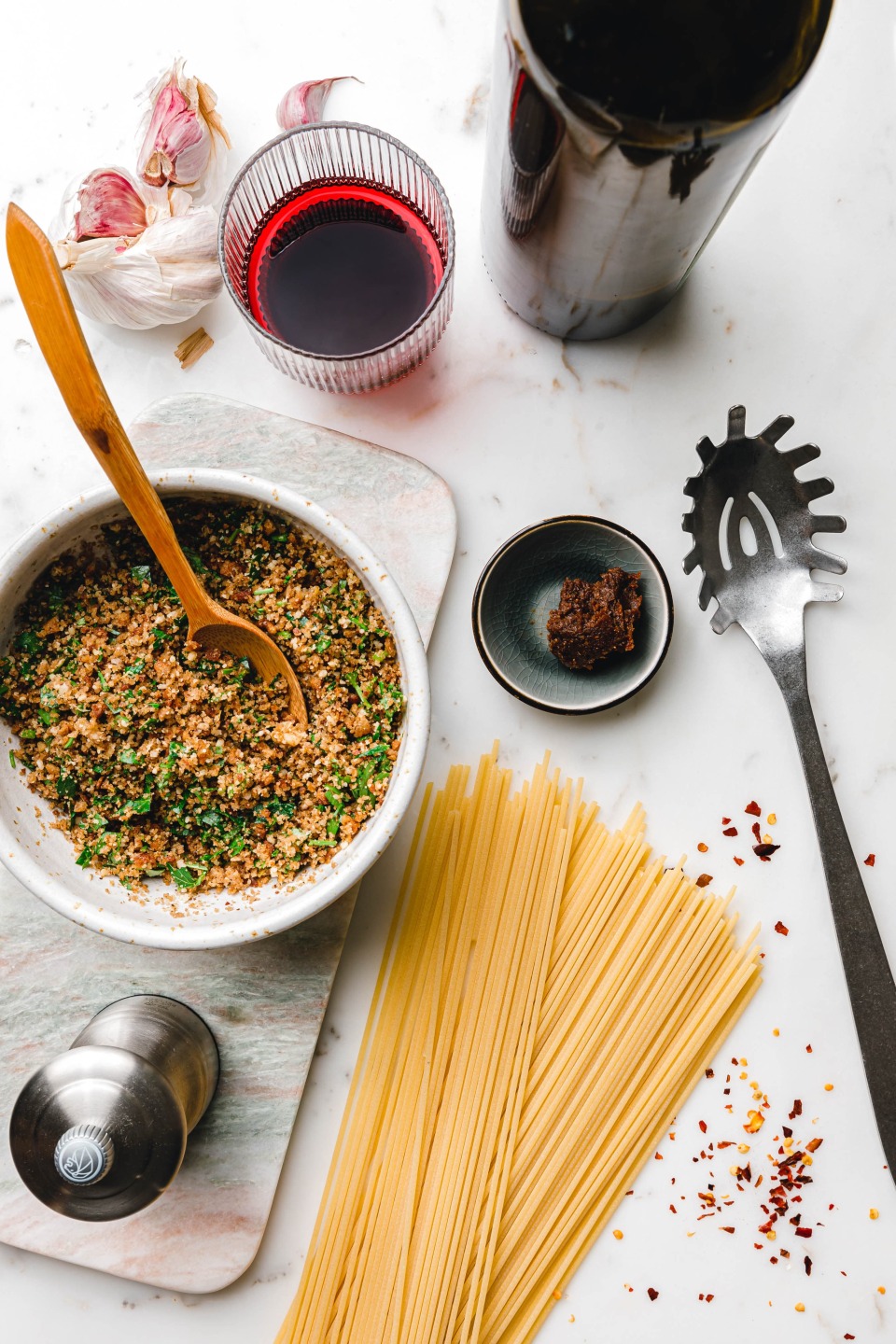 Zutaten für Rotwein-Spaghetti mit Kräuter-Nuss-Pangrattato
