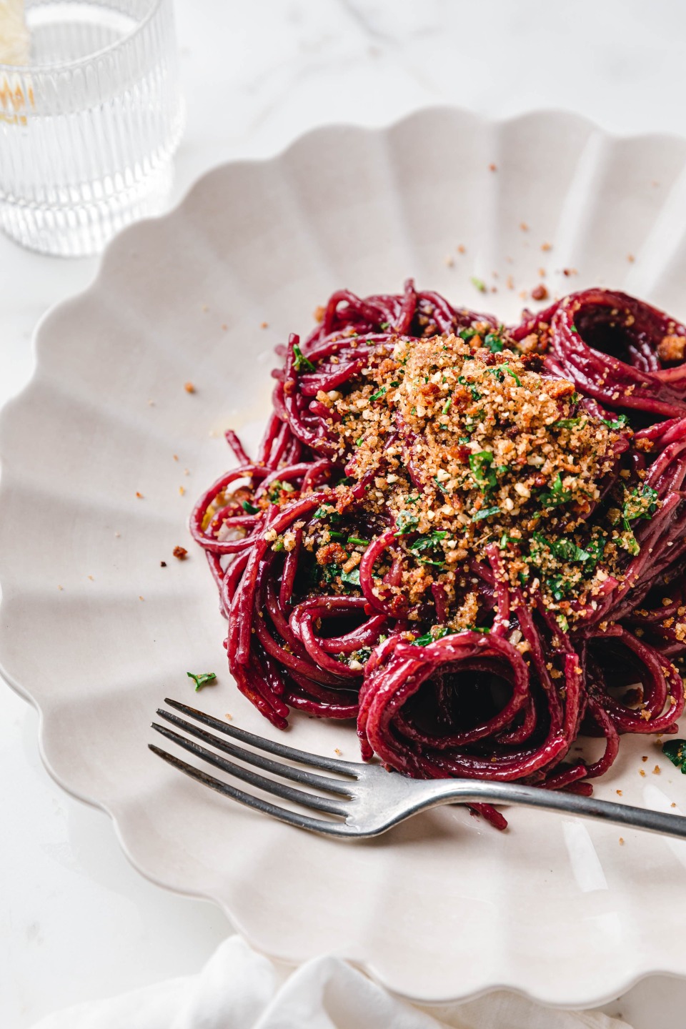 Rotwein-Spaghetti mit Kräuter-Nuss-Pangrattato