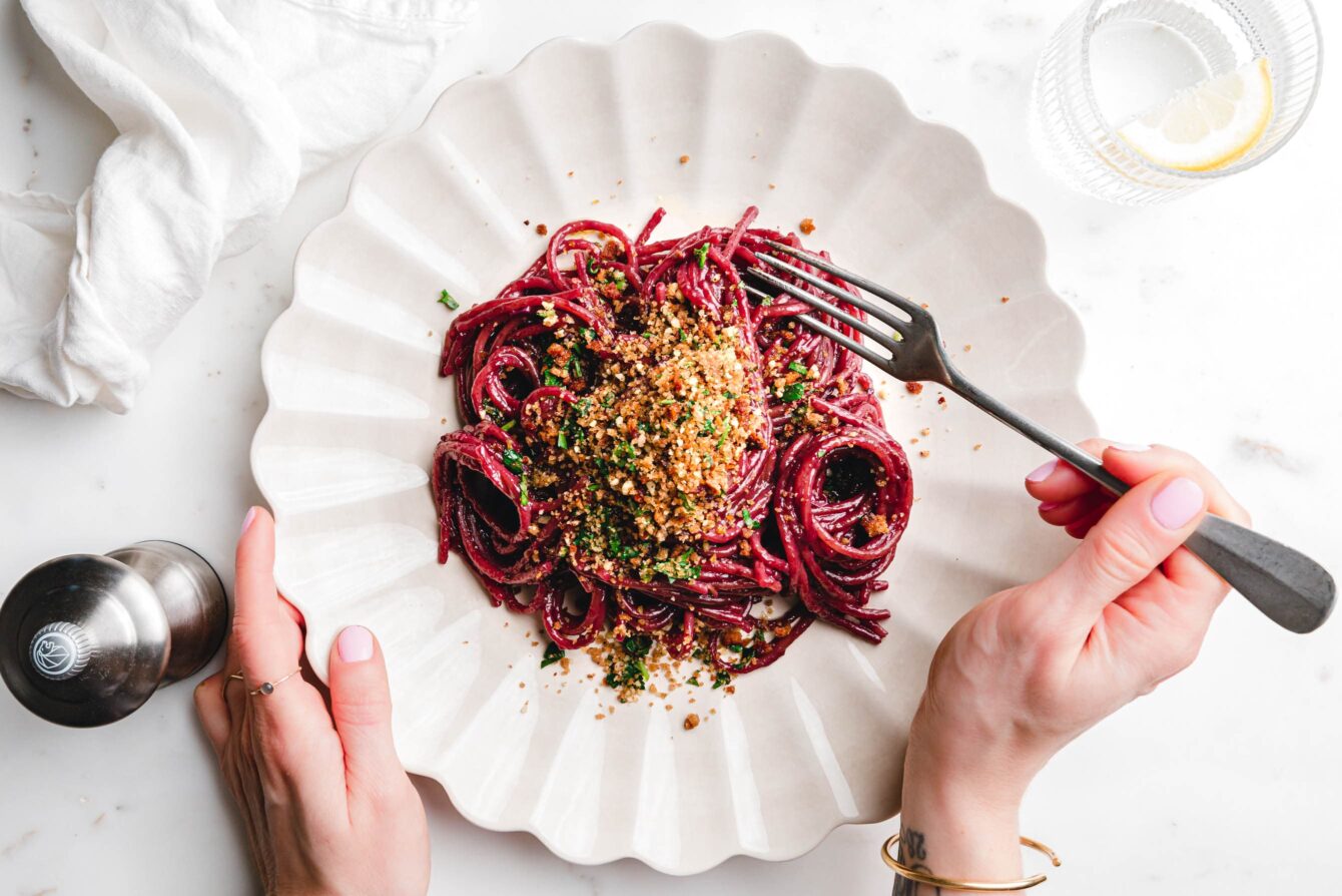 Rotwein-Spaghetti mit Kräuter-Nuss-Pangrattato