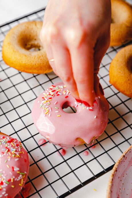 Vegane Donuts glasieren