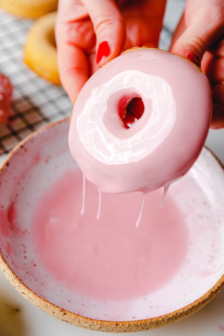 Vegane Donuts glasieren