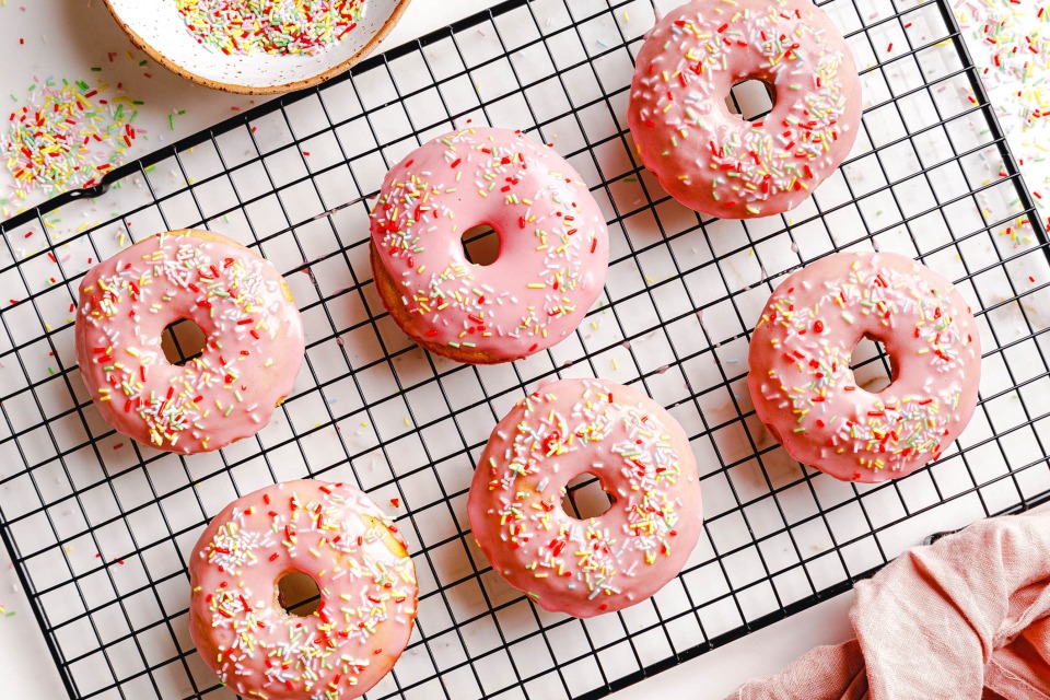 Vegane Donuts glasieren