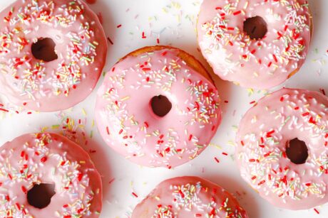 Vegane Funfetti-Donuts aus dem Ofen