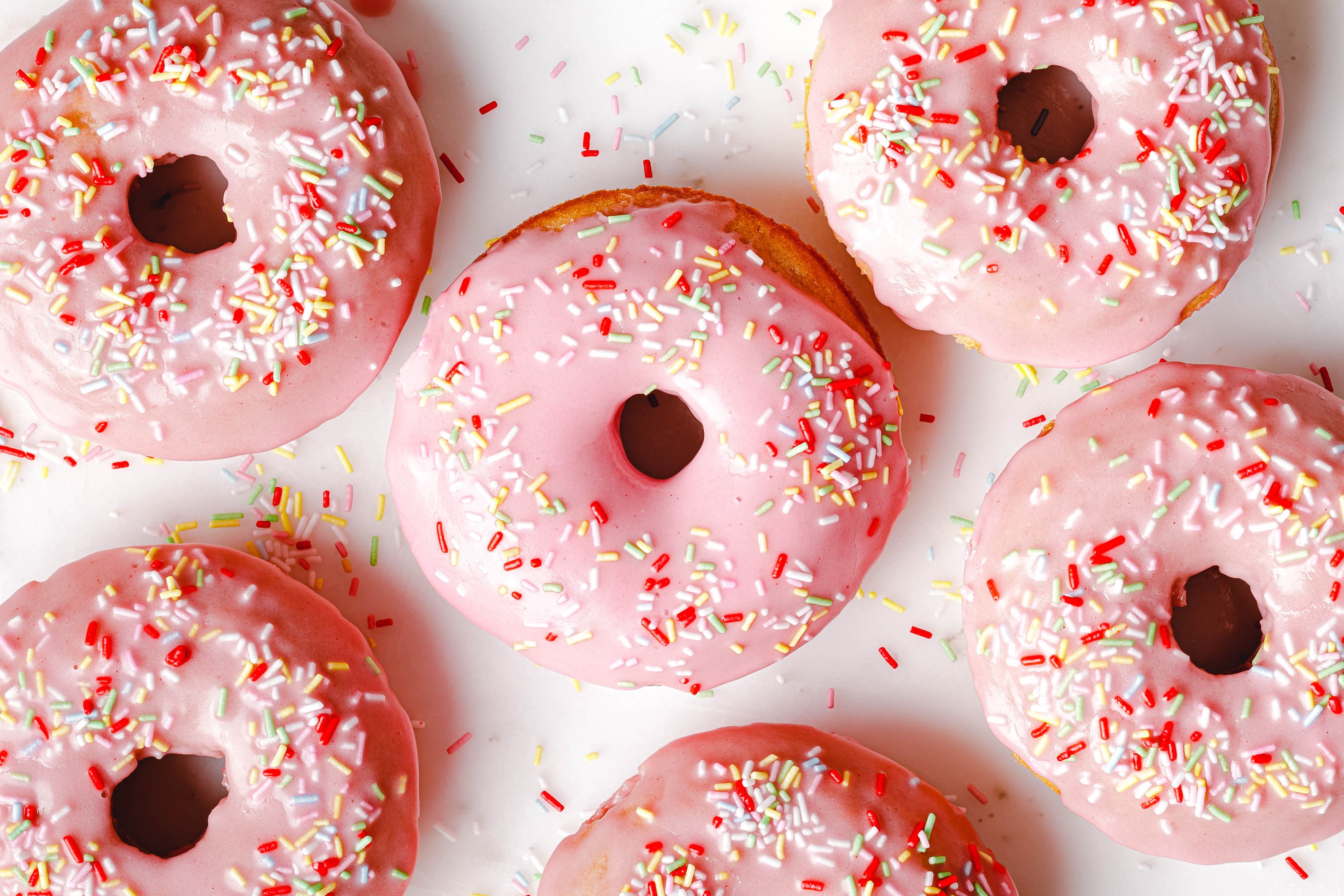 Vegane Funfetti-Donuts aus dem Ofen