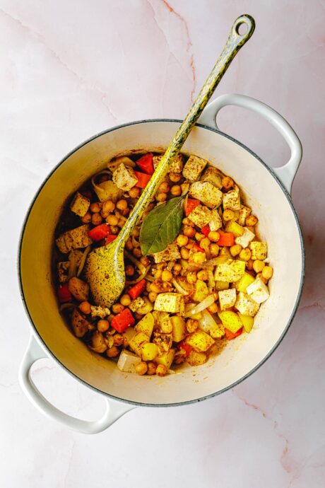 Zubereitung veganes Biryani mit Tofu