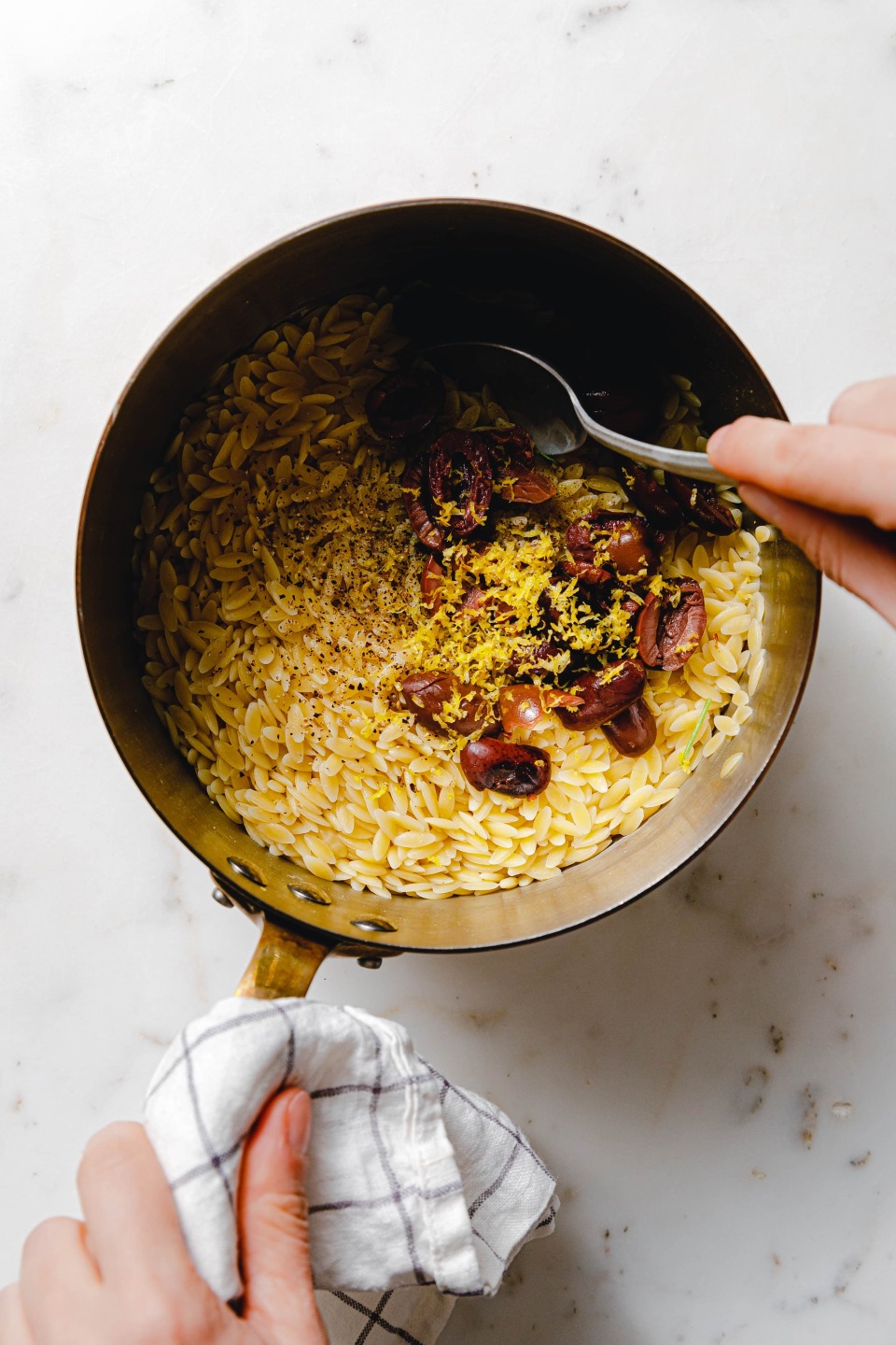 Orzo mit Zitrone und Oliven