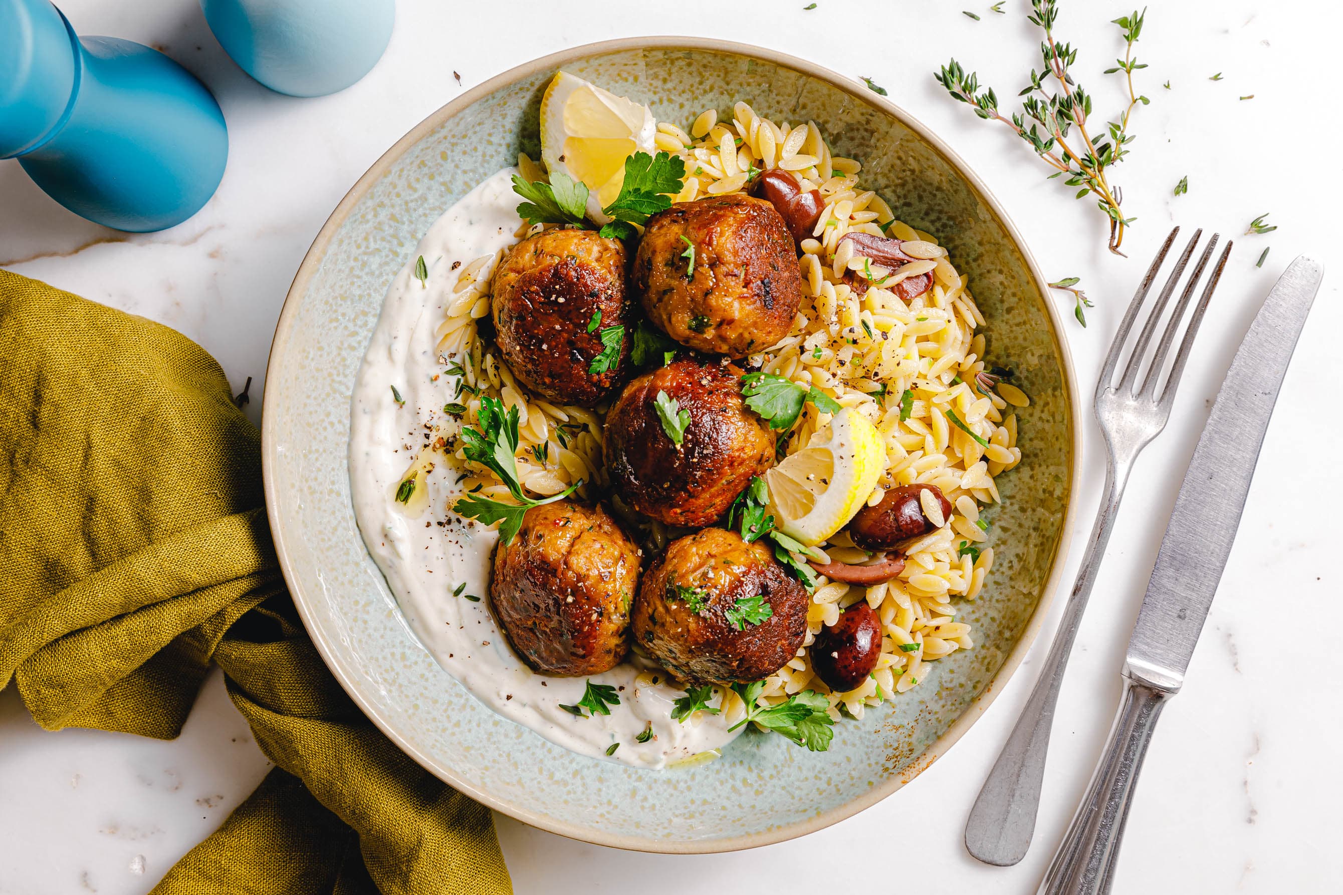 Griechische Bohnenbällchen mit Zitronen-Oliven-Orzo