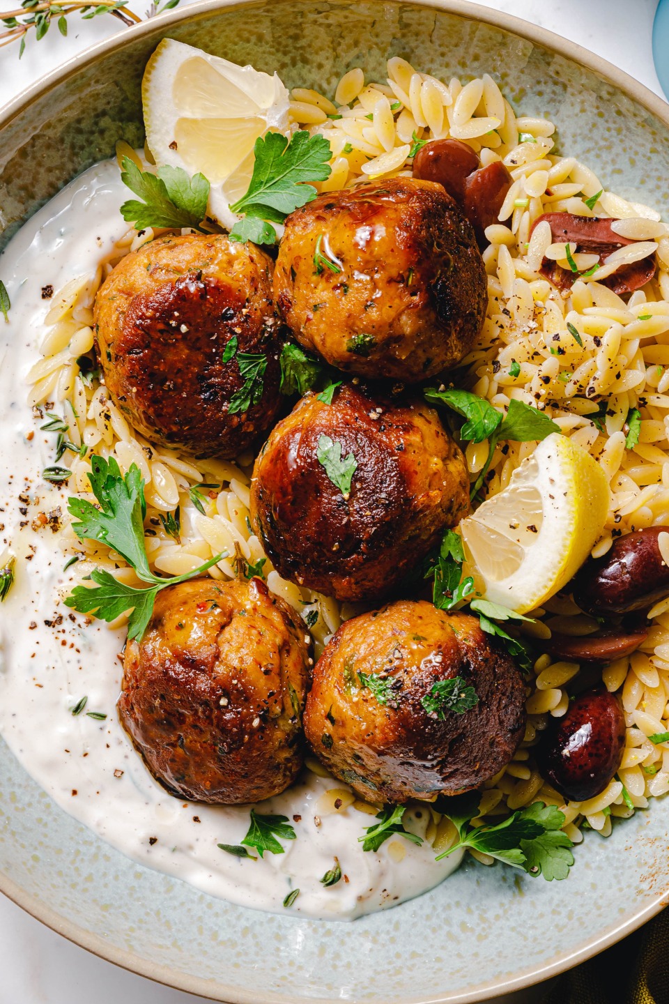 Griechische Bohnenbällchen mit Zitronen-Oliven-Orzo