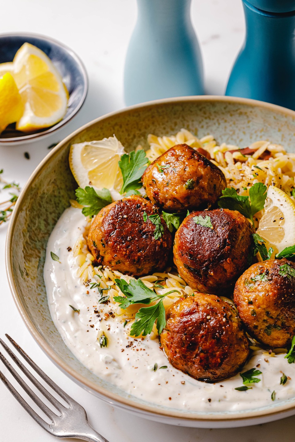 Griechische Bohnenbällchen mit Zitronen-Oliven-Orzo