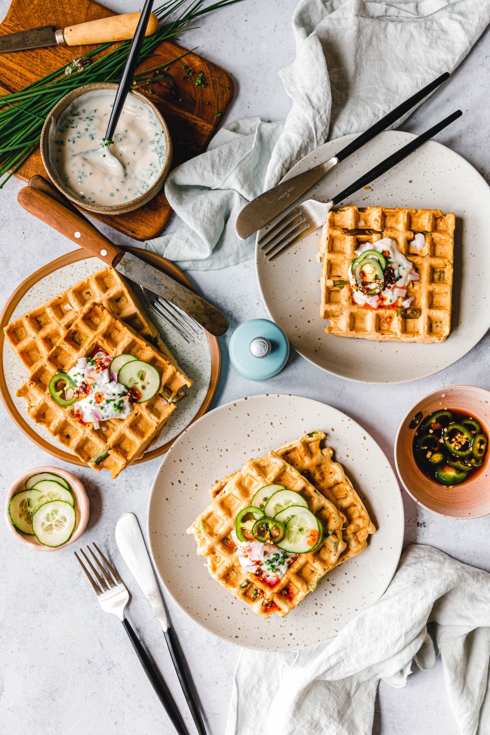 Vegane Frühlingszwiebel-Waffeln mit Räuchertofu