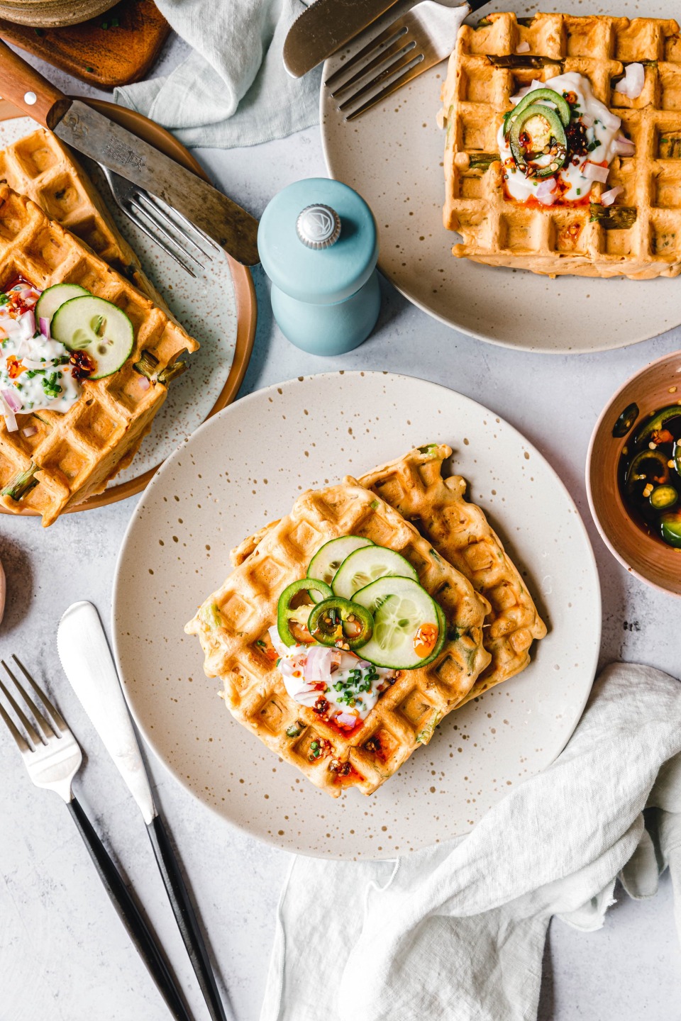 Vegane Frühlingszwiebel-Waffeln mit Räuchertofu