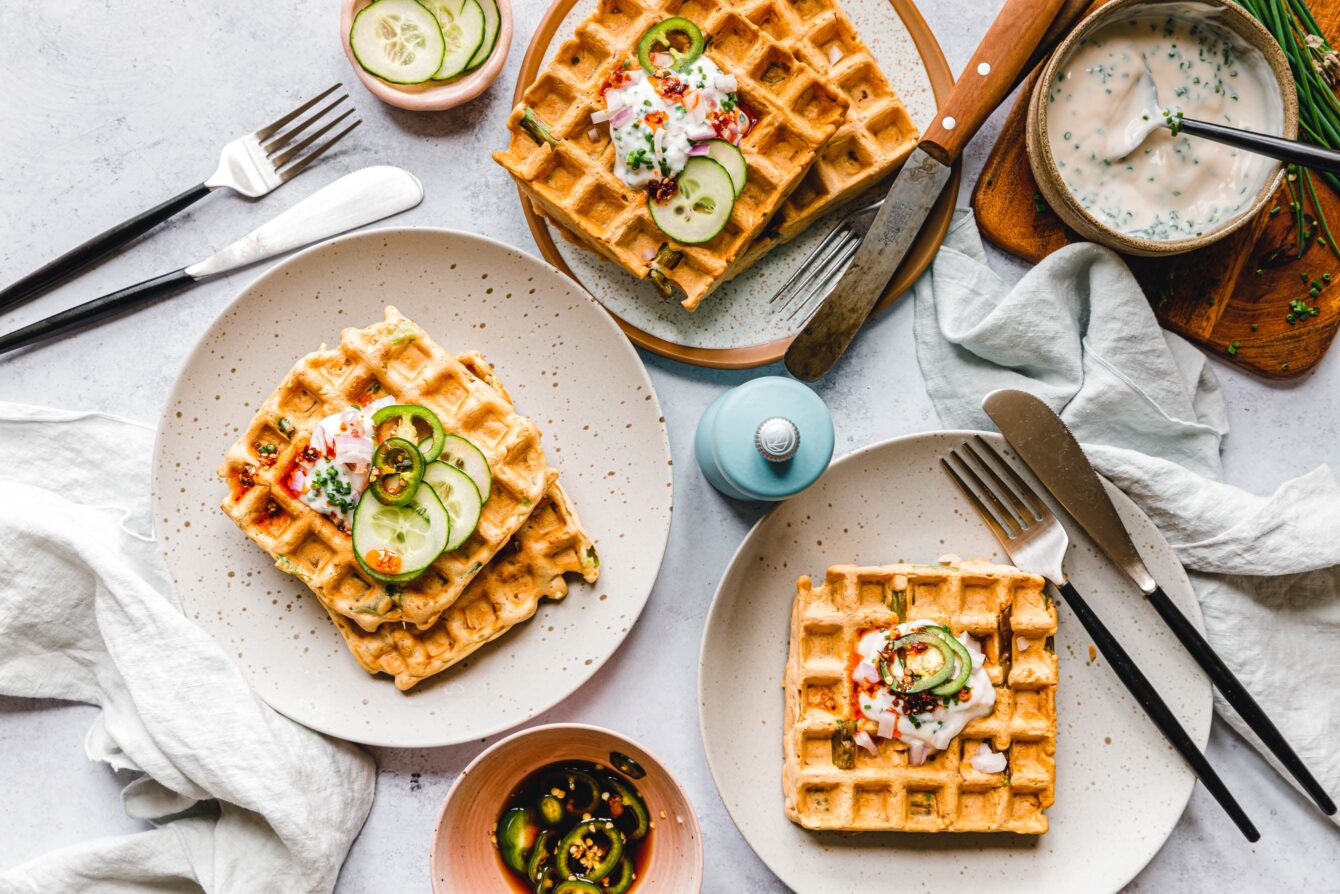 Vegane Frühlingszwiebel-Waffeln mit Räuchertofu