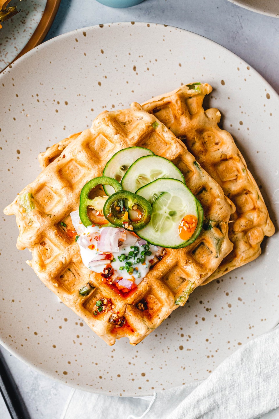 Vegane Frühlingszwiebel-Waffeln mit Räuchertofu