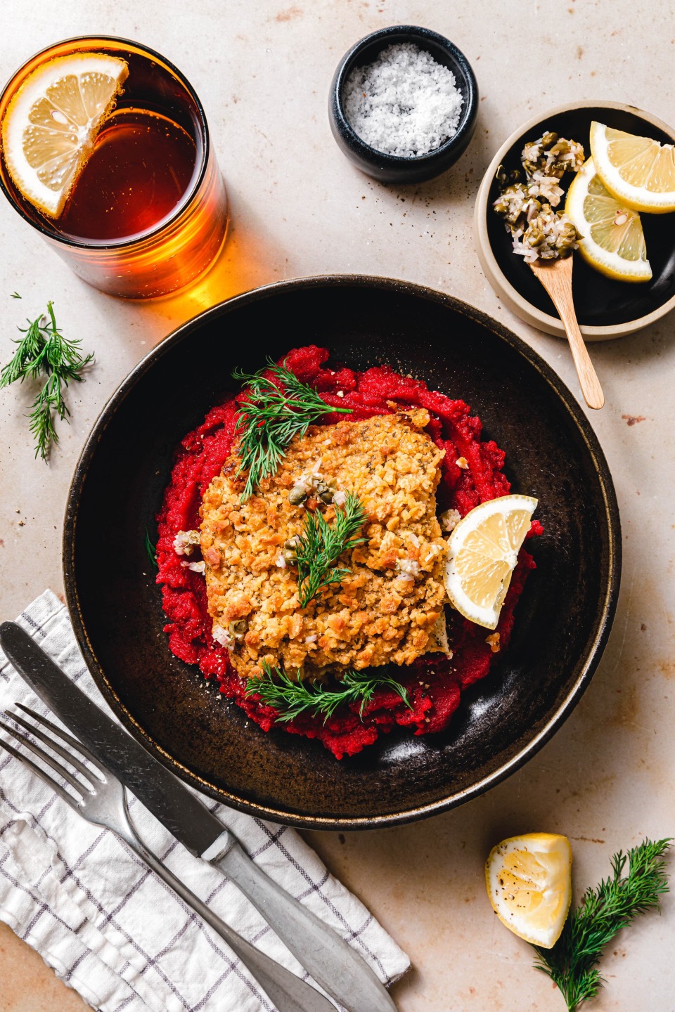 Veganes Schlemmerfilee auf Rote-Bete-Meerrettich-Püree