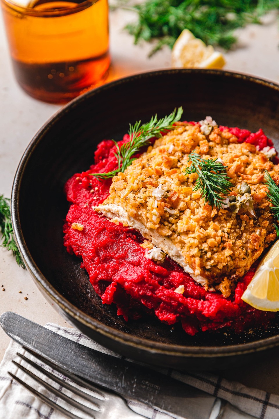 Veganes Schlemmerfilee auf Rote-Bete-Meerrettich-Püree