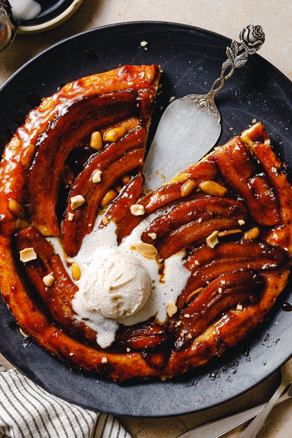 Vegane Bananen-Tarte-Tatin mit Miso-Karamell