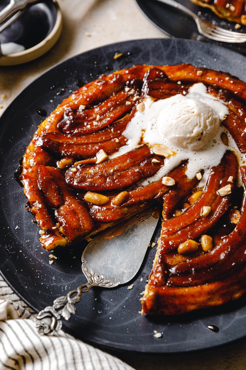 Vegane Bananen-Tarte-Tatin mit Miso-Karamell