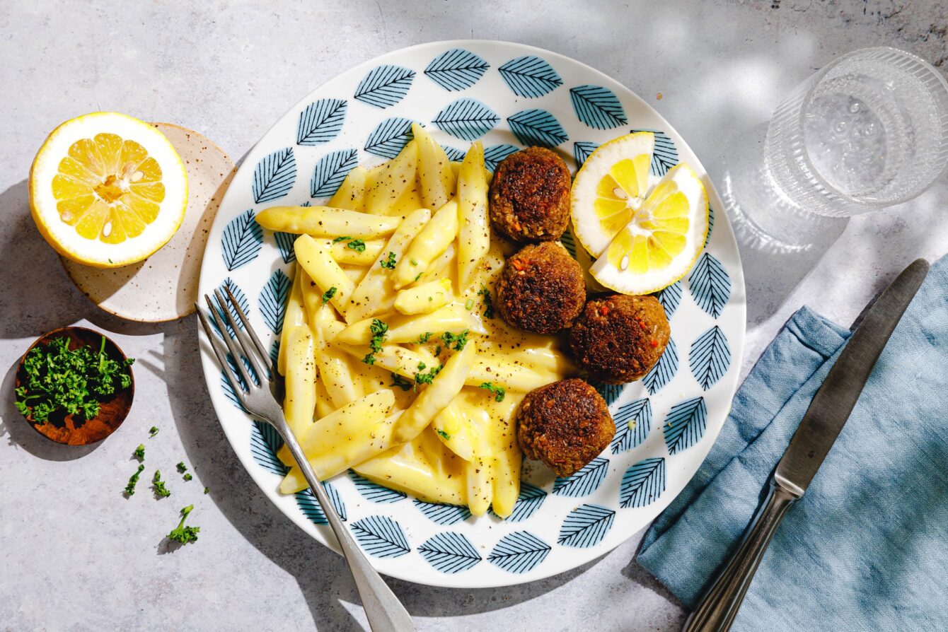 Grünkern-Hackbällchen mit Senf-Spargelragout