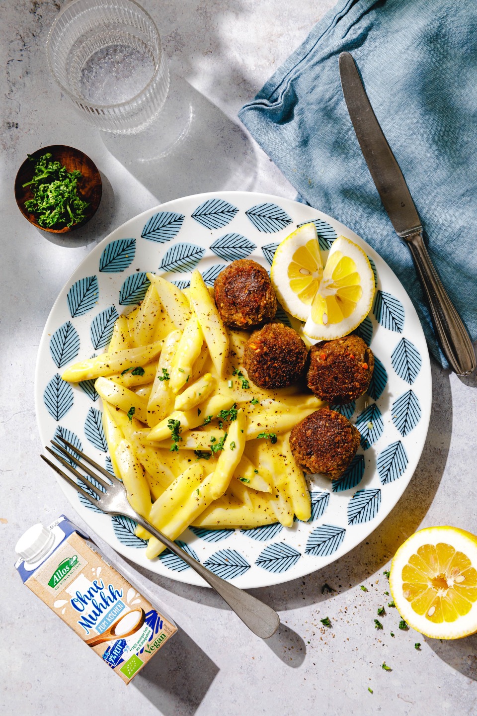 Grünkern-Hackbällchen mit Senf-Spargelragout mit Allos Ohne Muhhh Kochcreme