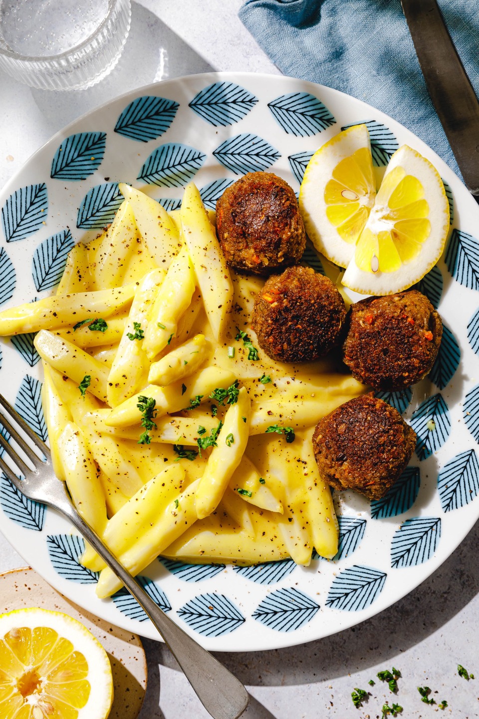 Grünkern-Hackbällchen mit Senf-Spargelragout