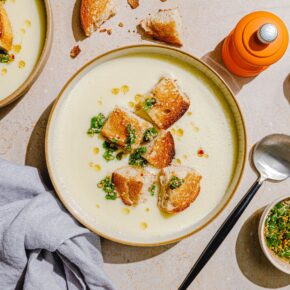 Vegane Spargelcremesuppe mit Zitronengras & Frühlingszwiebelöl