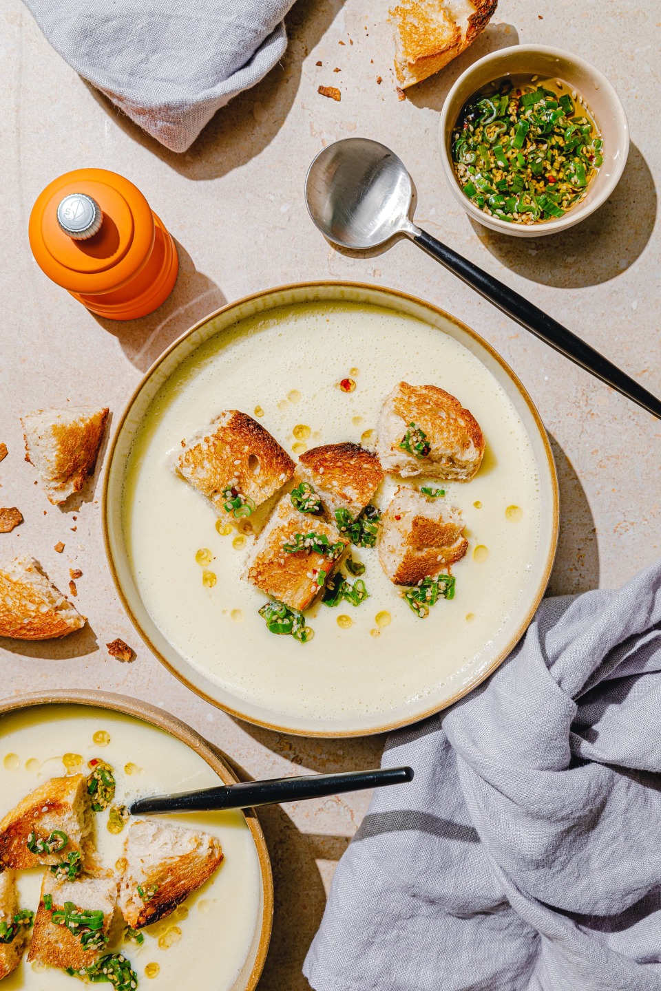 Vegane Spargelcremesuppe mit Zitronengras & Frühlingszwiebelöl