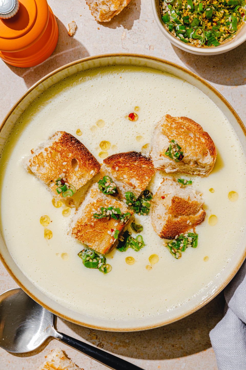 Vegane Spargelcremesuppe mit Zitronengras & Frühlingszwiebelöl